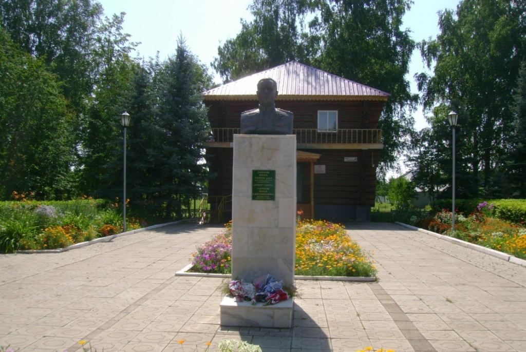 Гареев памятник.jpg